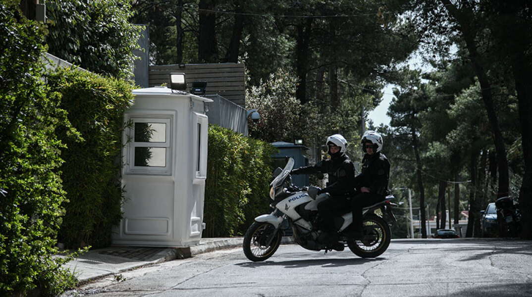 Μένιος Φουρθιώτης: Αστυνομικοί έξω από το σπίτι του γνωστού τηλεπαρουσιαστή