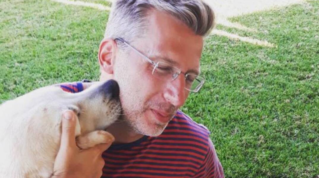 Ο Άκης Σκέρτσος με τον σκύλο του