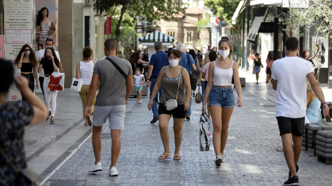 Κορωνοϊός: Κόσμος με μάσκα στο κέντρο της Αθήνας (ΦΩΤΟ ΑΡΧΕΙΟΥ)