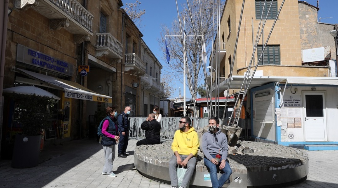 Πολίτες με μάσκα σε δρόμο της Κύπρου