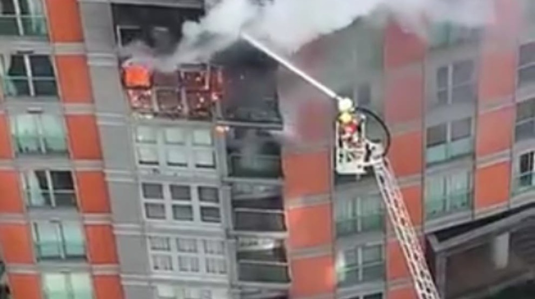 Φωτιά σε κτίριο του Λονδίνου  