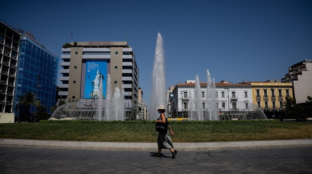 Γυναίκα περπατά στην Ομόνοια