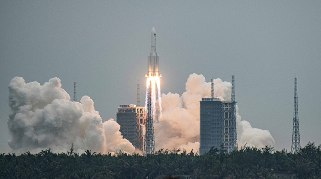 Ο πύραυλος Long March 5B, που μεταφέρει τον πυρήνα του διαστημικού σταθμού Tianhe της Κίνας, απογειώνεται από την τοποθεσία εκτόξευσης διαστημικών σκαφών Wenchang στην επαρχία Hainan της Κίνας, 29 Απριλίου 2021