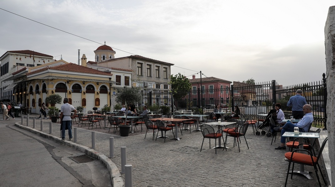 Στιγμιότυπο από την επαναλειτουργία της εστίασης στην Αθήνα-Καφέ στην Πλάκα