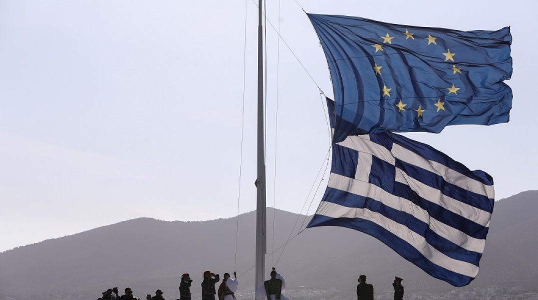 Έπαρση της ελληνικής σημαίας στην Ακρόπολη αφιερωμένη στην Ημέρα της Ευρώπης 