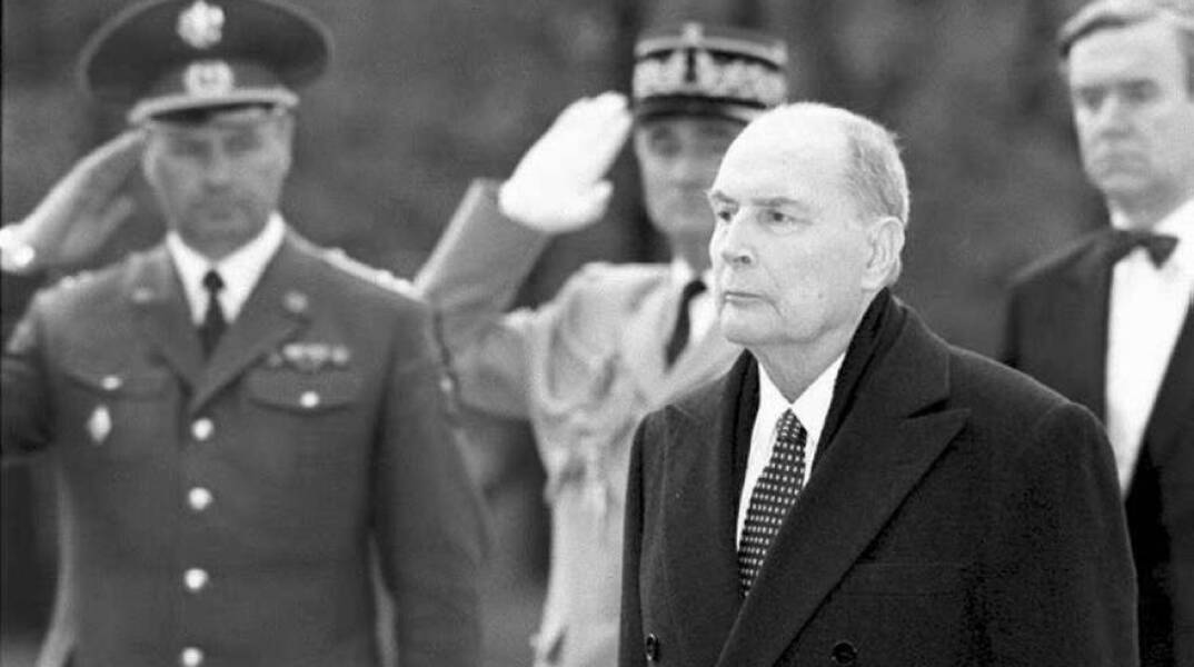 Ο Francois Mitterrand μπροστά από το μνημείο του Αγνώστου Στρατιώτη στη Μόσχα για τις τελετές που σηματοδοτούν την 50ή επέτειο από το τέλος του Β' Παγκοσμίου Πολέμου στην Ευρώπη