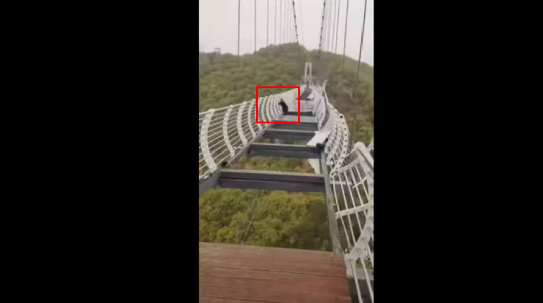 Κίνα: Το γυάλινο δάπεδο σε γέφυρα έχει καταστραφεί και ένας άνδρας έχει «γαντζωθεί» για να μην πέσει στο κενό