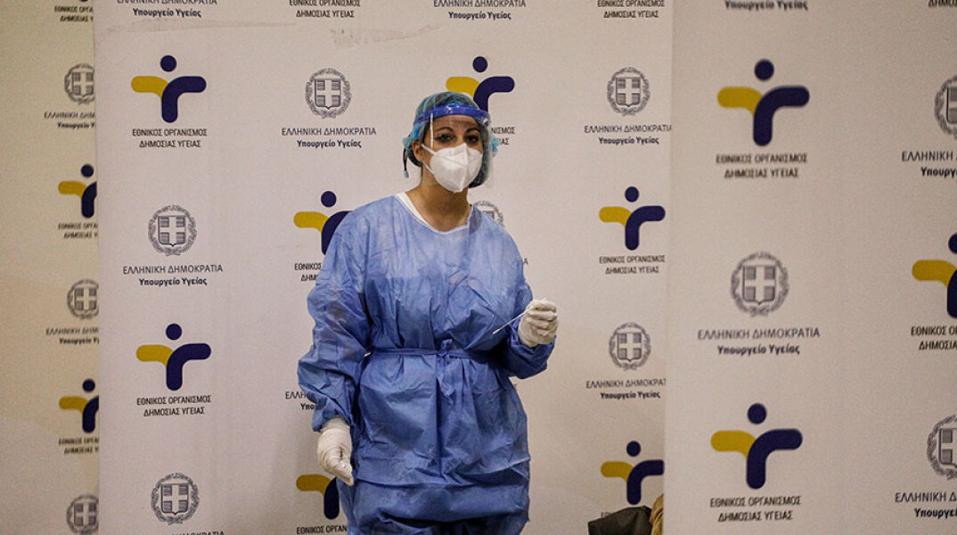 Υγειονομικός του ΕΟΔΥ με rapid test για κορωνοϊό στον σταθμό Μετρό «Σύνταγμα» - Ο ΕΟΔΥ ανακοίνωσε τα νέα κρούσματα κορωνοϊού στην Αττική (ΦΩΤΟ ΑΡΧΕΙΟΥ)