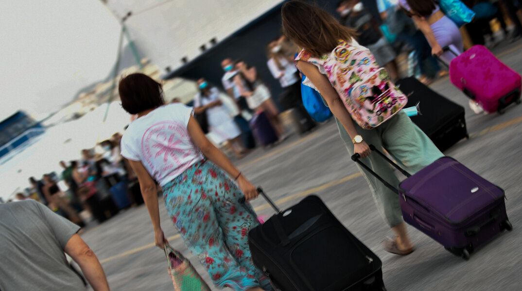 Ταξιδιώτες στο λιμάνι του Πειραιά - Ανοίγουν οι διαπεριφερειακές μετακινήσεις στις 14 Μαΐου 2021