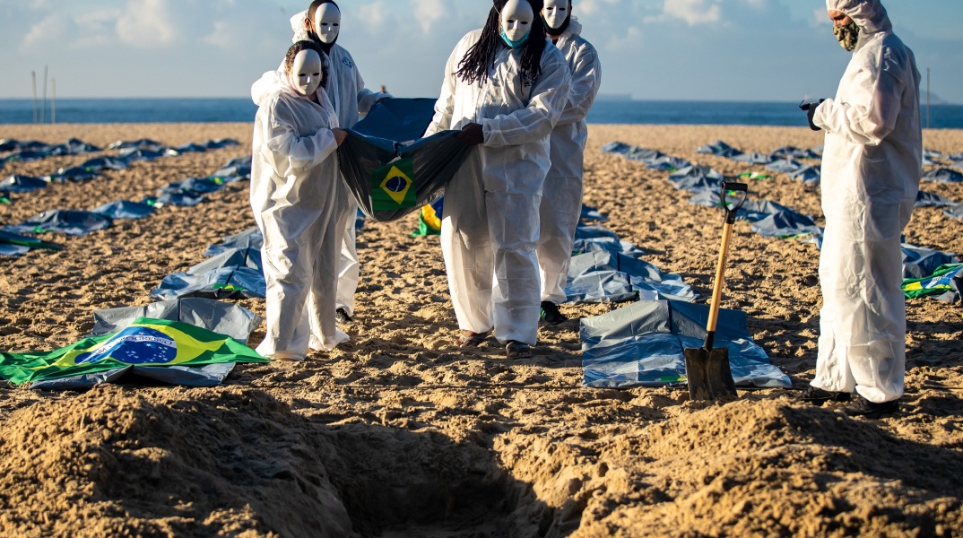 Ακτιβιστές της NGO Rio de Paz στην Κόπα Καμπάνα