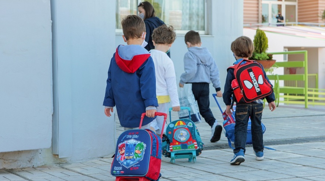 Σχολεία: Οι μικροί μαθητές μπαίνουν στις τάξεις τους 