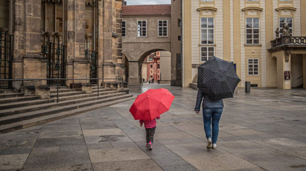 Τσεχία - Κορωνοϊός: Άνθρωποι με ομπρέλα σε κεντρική πλατεία στην Πράγα (ΦΩΤΟ ΑΡΧΕΙΟΥ)