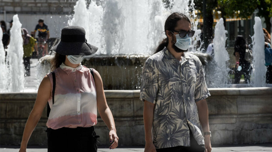 Αττική - Κορωνοϊός: Πολίτες με μάσκα στο Σύνταγμα (ΦΩΤΟ ΑΡΧΕΙΟΥ)