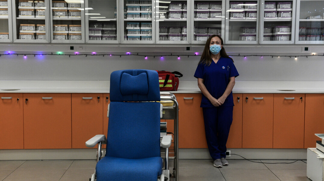 Εμβολιασμός: Υγειονομικός με μάσκα για κορωνοϊό σε εμβολιαστικό κέντρο (ΦΩΤΟ ΑΡΧΕΙΟΥ)