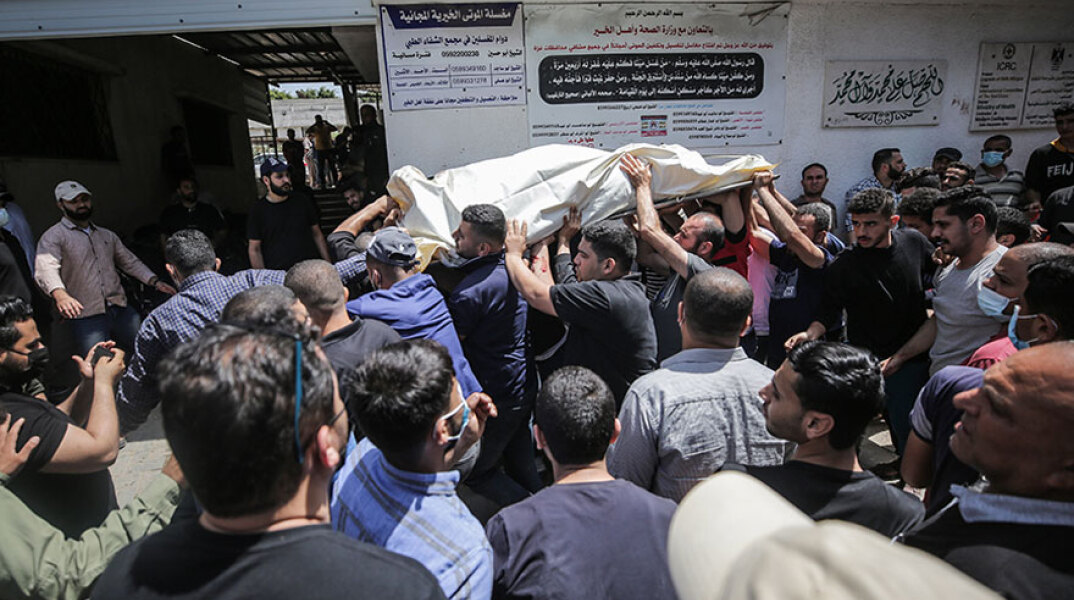 Λωρίδα της Γάζας: Θλίψη και οργή στην κηδεία ενός άνδρα που σκοτώθηκε στους αεροπορικούς βομβαρδισμούς