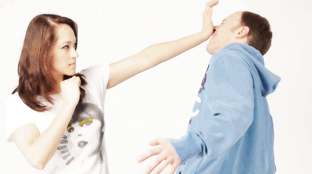 Γυναίκα χτυπάει άνδρα στο πρόσωπο με την παλάμη της