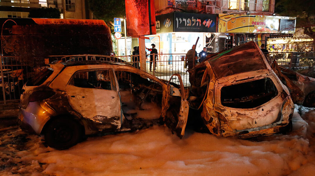 Τελ Αβίβ: Κατεστραμμένα αυτοκίνητα από ρουκέτες της Χαμάς στο προάστιο Χολόν