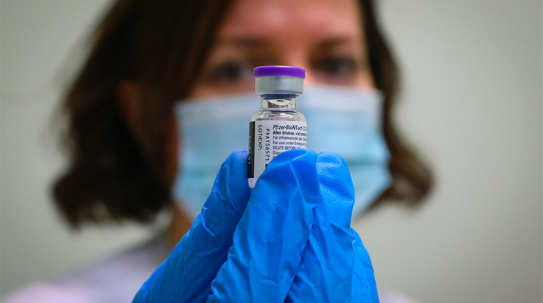 Εμβολιασμός - Ελλάδα: Υγειονομικός κρατά φιαλίδιο με εμβόλιο της Pfizer