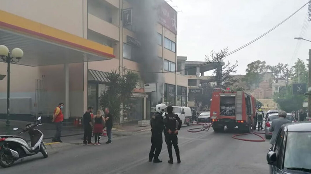 Νέα Ιωνία - Καλογρέζα: Πυροσβέστες και αστυνομικοί έξω από το συνεργείο αυτοκινήτων όπου ξέσπασε φωτιά