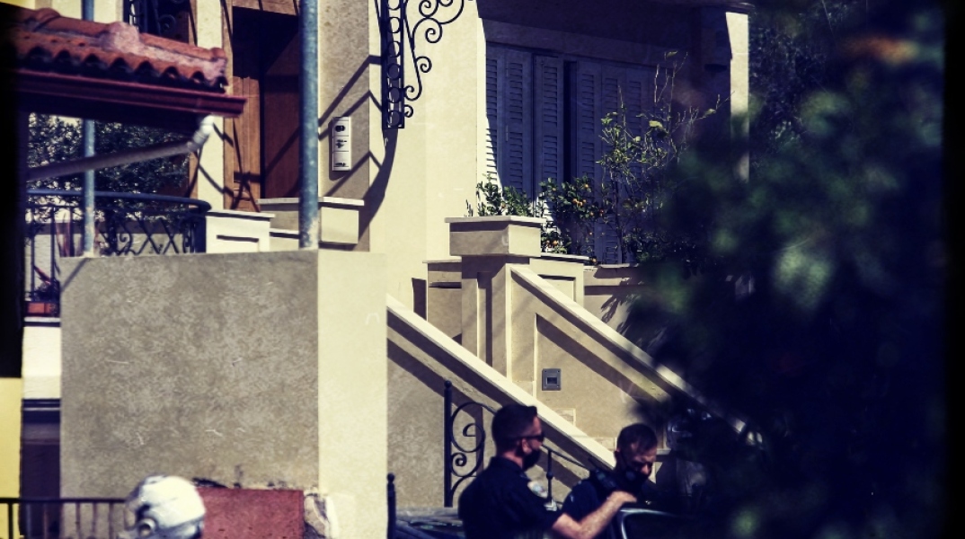 Νεκρή νεαρή γυναίκα δίπλα στο μωρό της και τον δεμένο σύζυγό της στο σπίτι τους στα Γλυκά Νερά