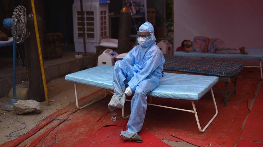 Ινδία - Υγειονομικός φορά τη στολή προστασίας από τον κορωνοϊό