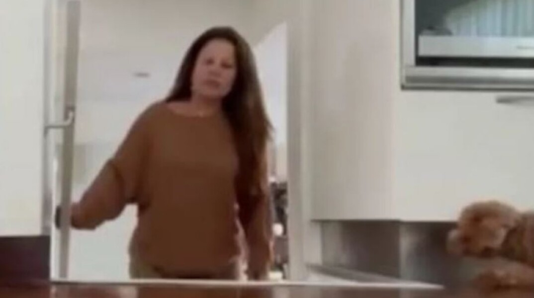 Σκυλί τρομάζει την ιδιοκτήτριά του