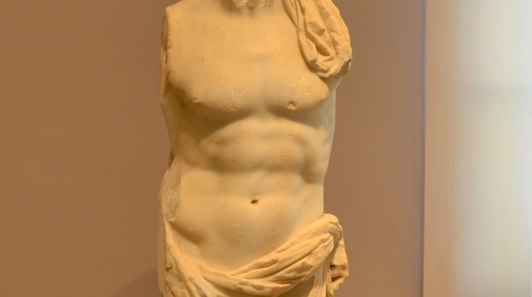 Γυμνός κορμός ανδρικού αγάλματος, πιθανόν του Κλαυδίου, του τύπου του Ηγεμόνος των ελληνιστικών χρόνων, με ιμάτιο γύρω από την μέση και τον αριστερό ώμο. Βρέθηκε στην Κακή Σκάλα Κεφάλου. Γύρω στο 220 π.Χ.