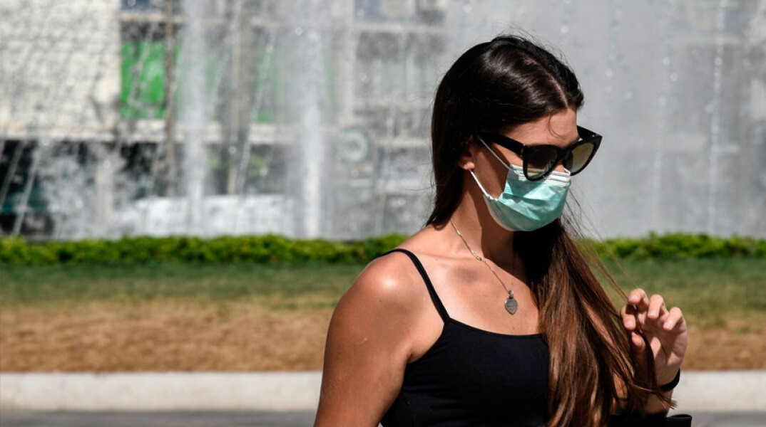 Αττική - Κορωνοϊός: Κοπέλα με μάσκα στην Ομόνοια (ΦΩΤΟ ΑΡΧΕΙΟΥ) - Ο ΕΟΔΥ ανακοίνωσε την Πέμπτη 13 Μαΐου 2021 τα νέα κρούσματα