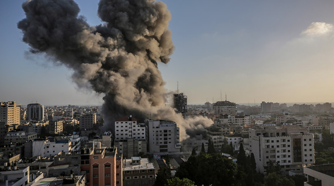 Η ισραηλινή πολεμική αεροπορία βομβάρδισε δεκαώροφο κτίριο που φιλοξενούσε τα γραφεία του τηλεοπτικού σταθμού Αλ Άκσα, που δημιουργήθηκε πριν από μερικά χρόνια από τη Χαμάς