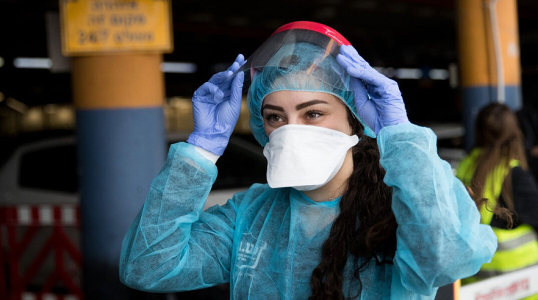 Υγειονομικός με μάσκα για τον κορωνοϊό
