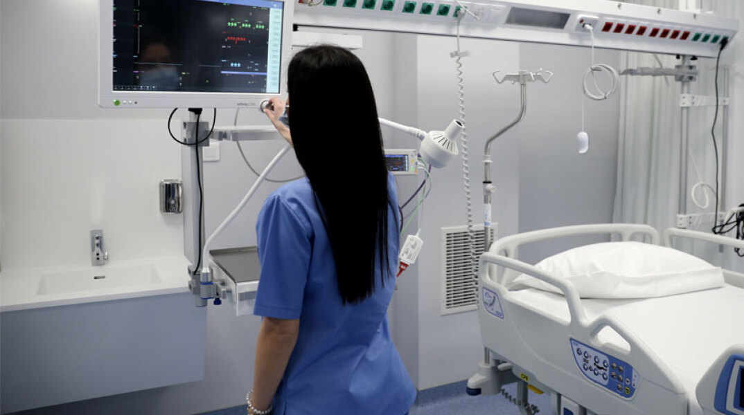 Νοσηλεύτρια σε νοσοκομείο για τον κορωνοϊό (ΦΩΤΟ ΑΡΧΕΙΟΥ) - Η θεραπεία με μονοκλωνικά αντισώματα προκάλεσε αντιπαράθεση ανάμεσα σε Τσίπρα και Υπουργείο Υγείας