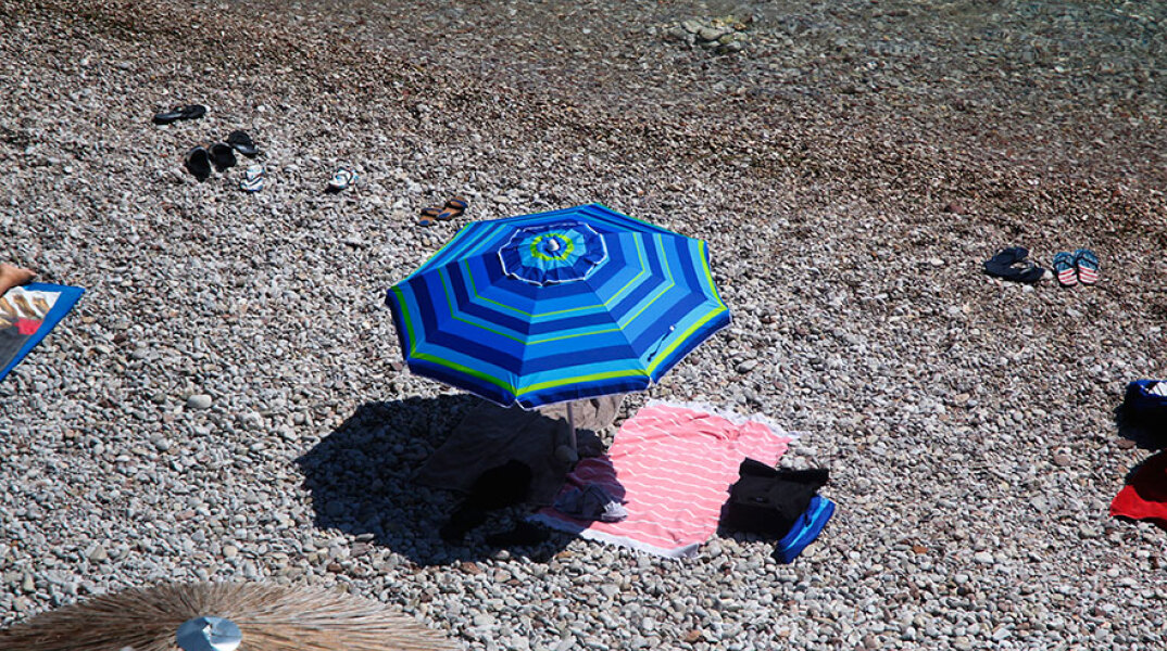 Ομπρέλες και πετσέτες σε παραλία (ΦΩΤΟ ΑΡΧΕΙΟΥ) - Στις 15 Μαΐου 2021 το άνοιγμα του Τουρισμού