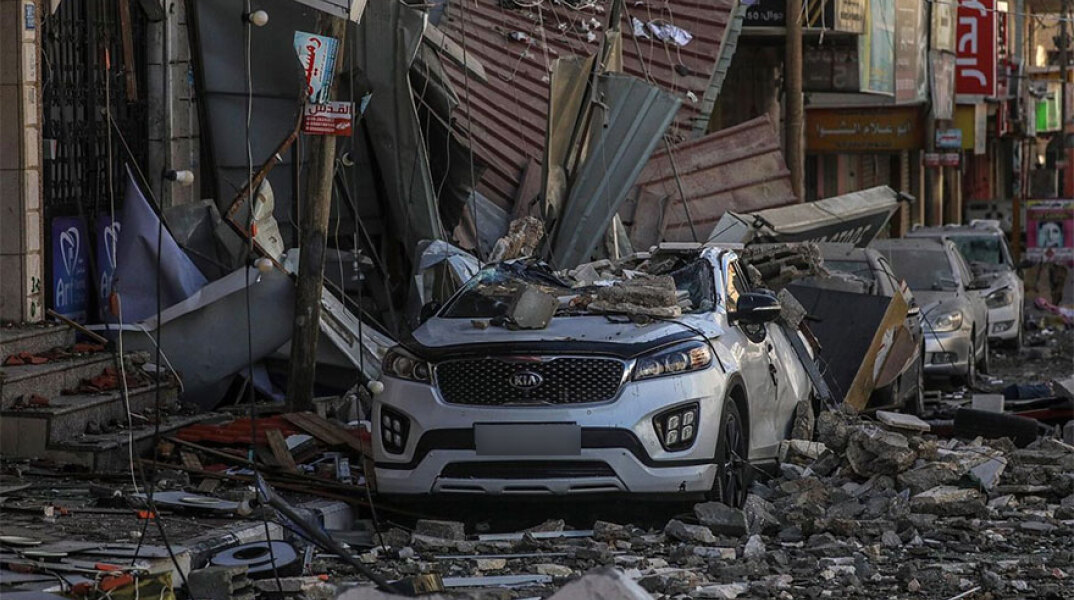 Ερείπια κτιρίου έχουν καταπλακώσει αυτοκίνητο στη Γάζα μετά την επιδρομή από ισραηλινά μαχητικά - Είχε προηγηθεί «βροχή» από ρουκέτες της Χαμάς