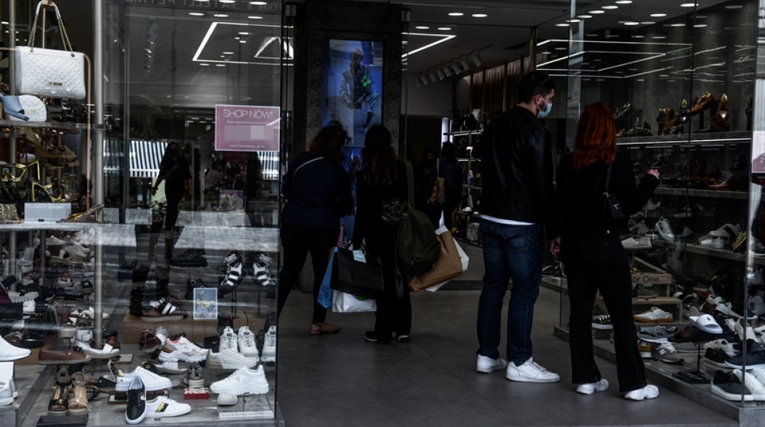 Πολίτες σε βιτρίνες καταστημάτων
