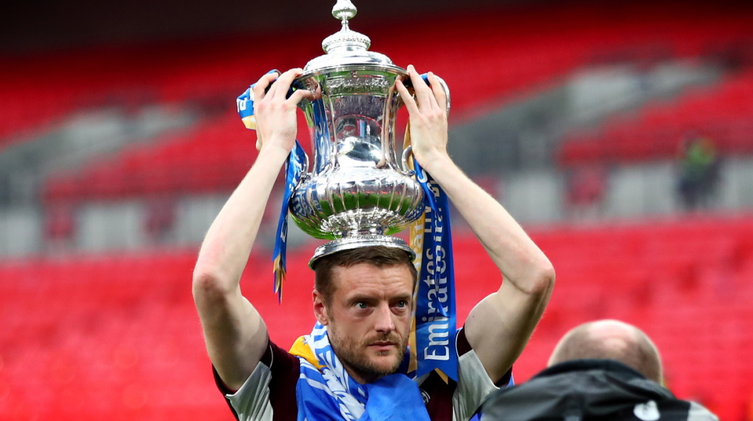 Ο Τζέιμι Βάρντι με την κούπα του FA Cup στο κεφάλι