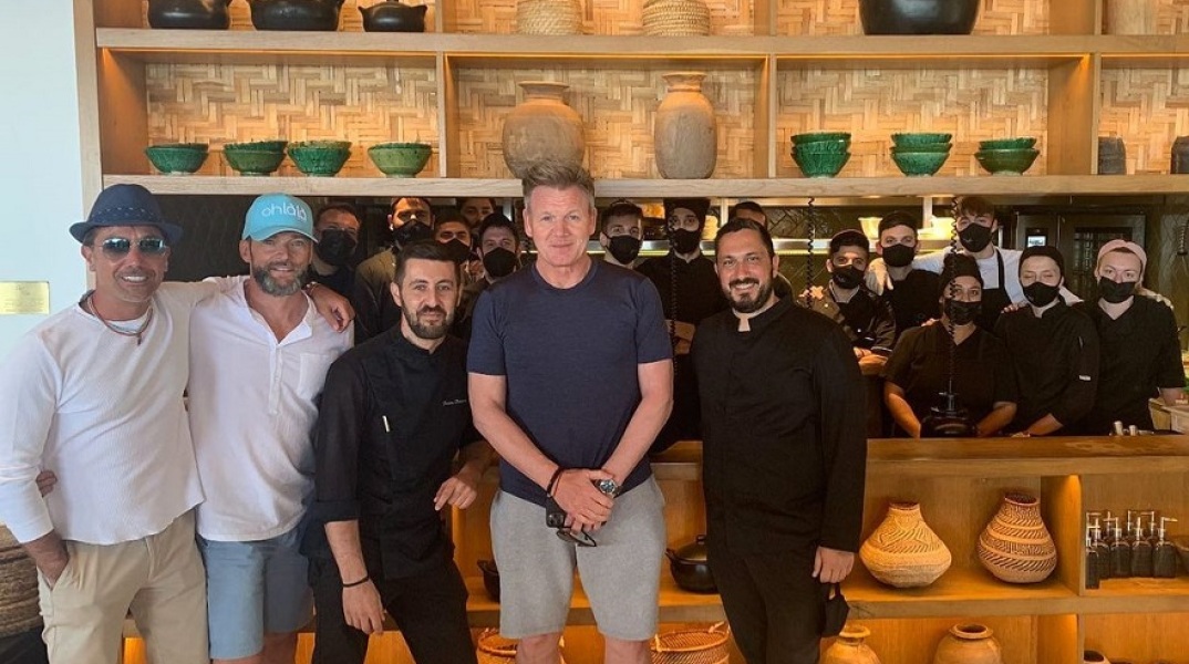 Ο Γκόρντον Ράμσεϊ φωτογραφίζεται με την ομάδα εστιατορίου στην Αθήνα