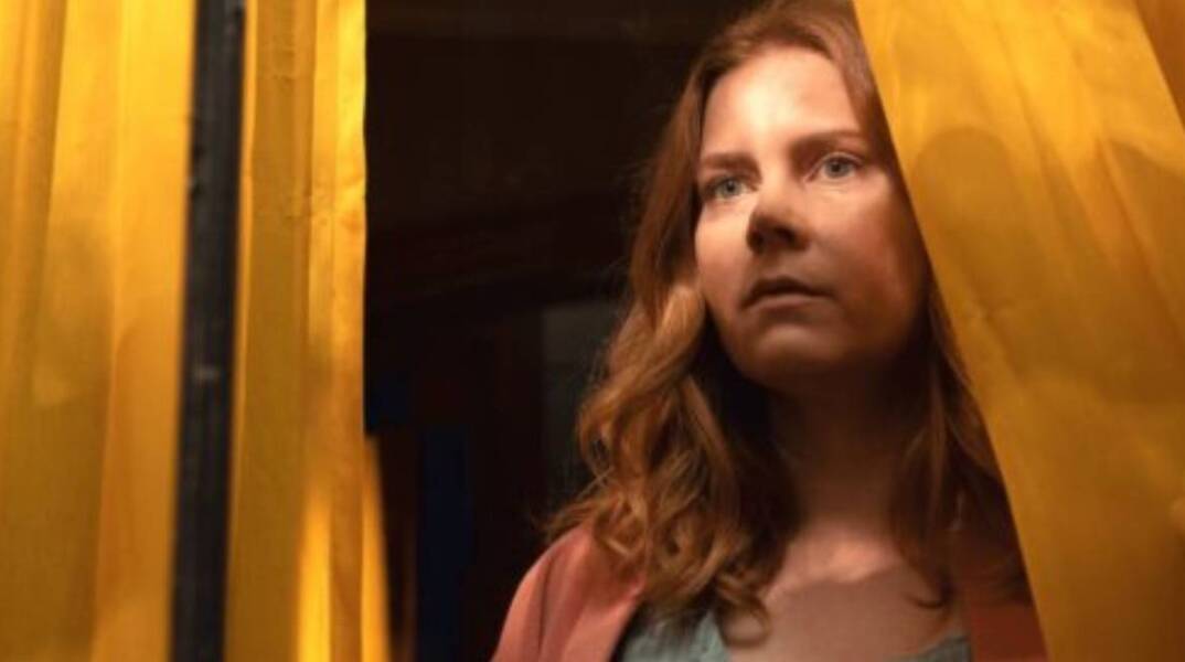 Η Ειμι Άνταμς στην ταινία «Γυναίκα στο παράθυρο» στο Netflix