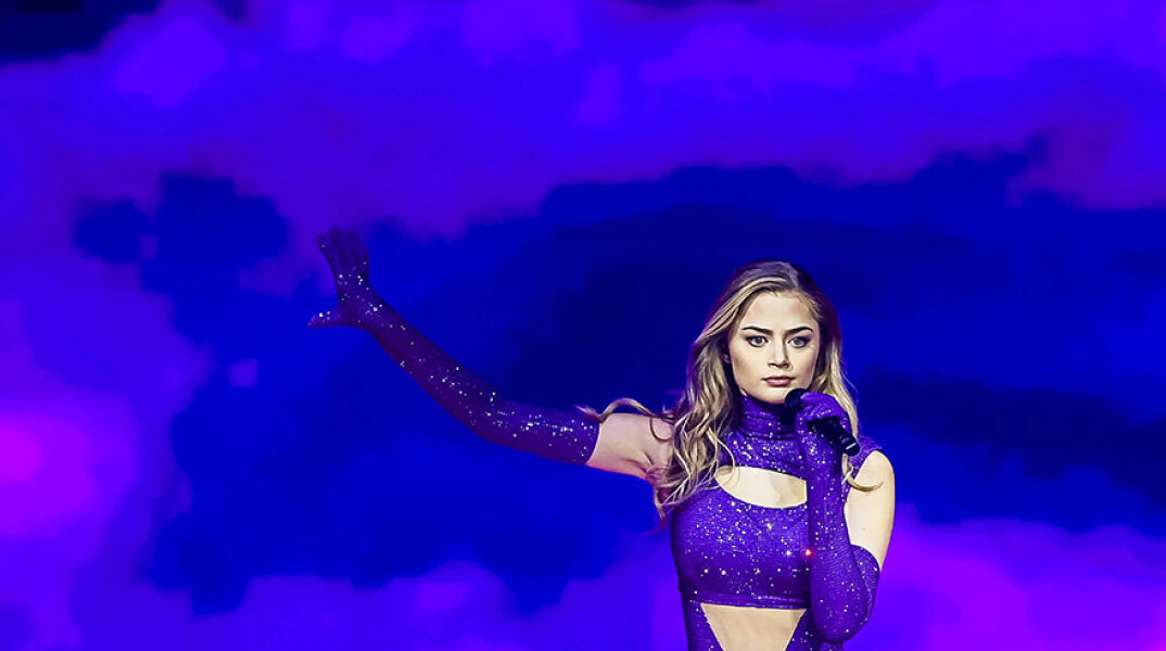 Στεφανία Λυμπερακάκη - Η εντυπωσιακή μωβ φόρμα έχει δημιουργηθεί από τον διάσημο σχεδιαστή μόδα Βρεττό Βρεττάκο