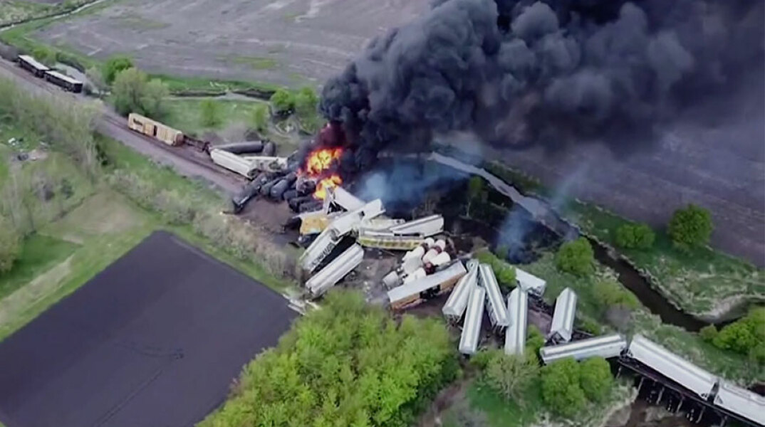 «Βομβαρδισμένο» τοπίο στην Αϊόβα των ΗΠΑ, στο σημείο όπου εκτροχιάστηκε εμπορικό τρένο