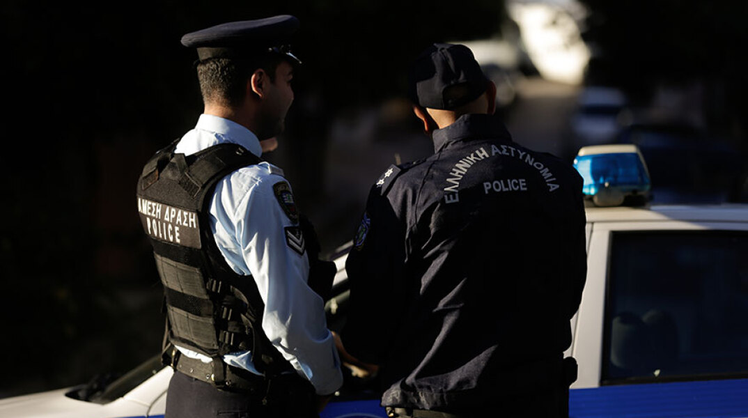 Αστυνομικοί έξω από περιπολικό (ΦΩΤΟ ΑΡΧΕΙΟΥ) - Διαρρήκτες μπήκαν στο σπίτι ποδοσφαιριστή στην Κηφισιά