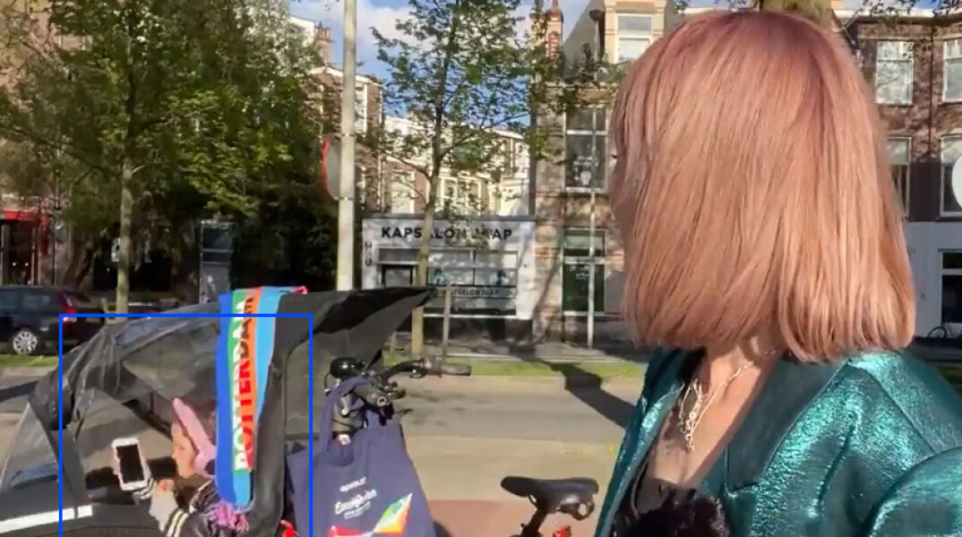 Η δημοσιογράφος του BBC Άννα Χόλιγκαν προσπαθεί να κάνει ρεπορτάζ για τη Eurovision 2021, έχοντας την κόρη της μαζί