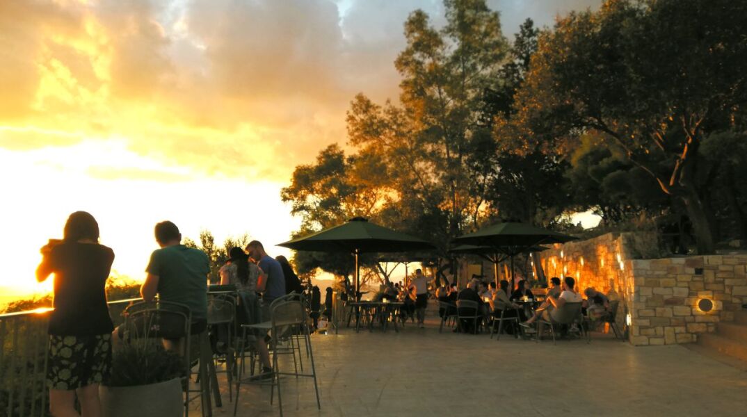 Πράσινη Τέντα, το στέκι στον λόφο του Λυκαβηττού και πάλι ανοιχτό