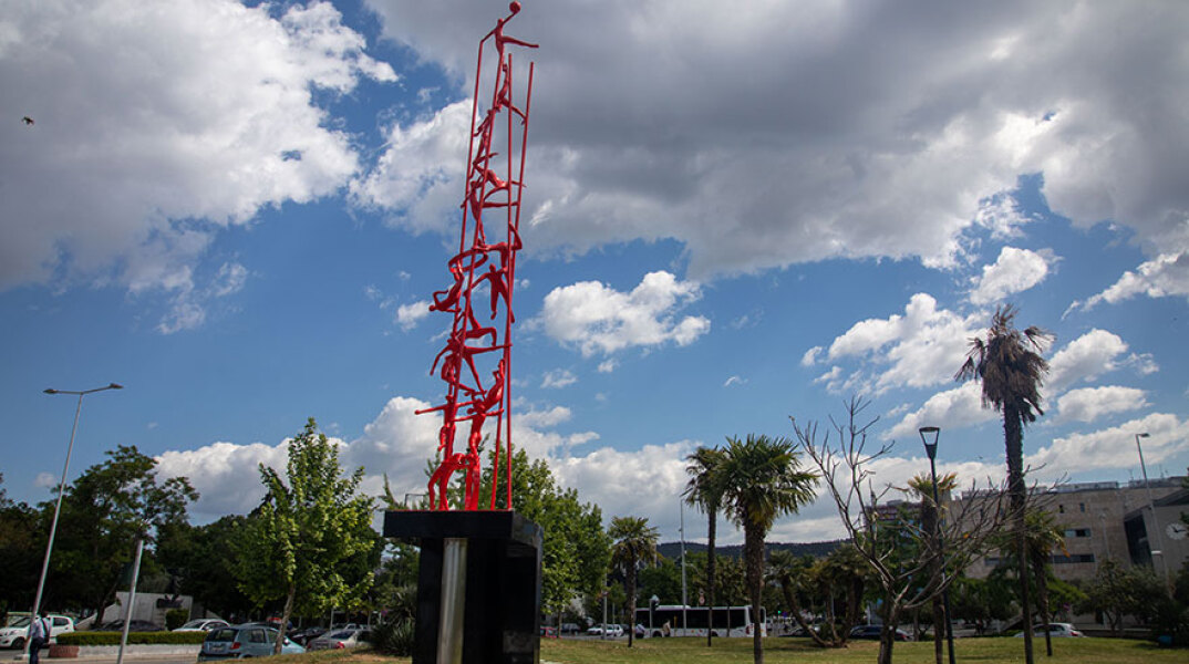 Το γλυπτό «Meteoron» στη Θεσσαλονίκη - Έργο του Κωστή Γεωργίου