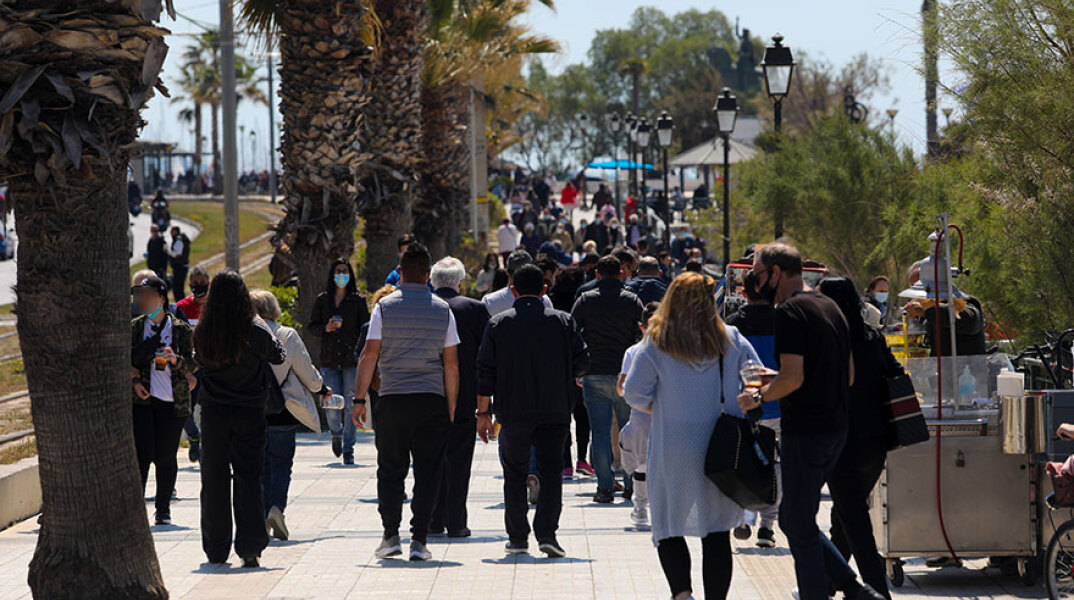 Φλοίσβος: Πολίτες κάνουν βόλτα στην παραλιακή (ΦΩΤΟ ΑΡΧΕΙΟΥ) - Ο καθηγητής Σαρηγιάννης αναμένει αύξηση στα νέα κρούσματα