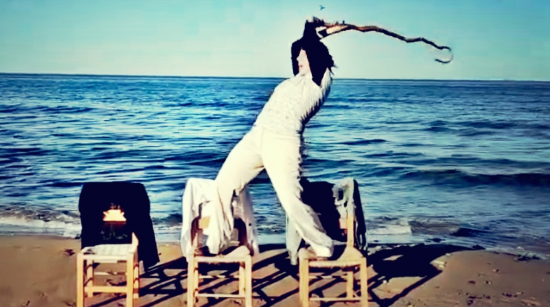 Στιγμιότυπο από την ταινία του Κώστα Γάκη «Μια μικρή Ελλάδα»