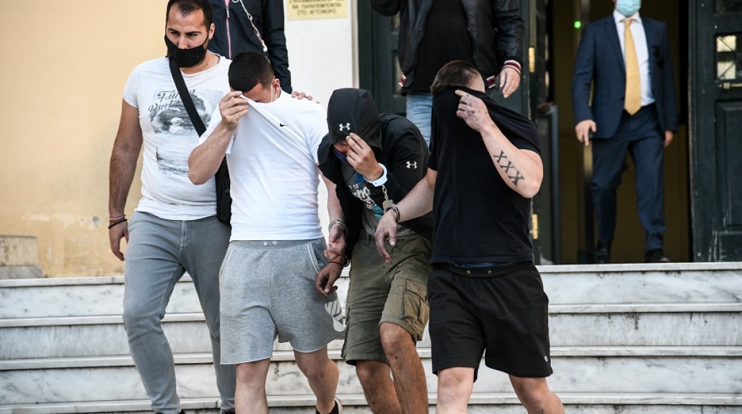 Στον Εισαγγελέα οδηγήθηκαν οι νεαροί που επιτέθηκαν στον ηλικιωμένο στην πλατεία της Νέας Σμύρνης