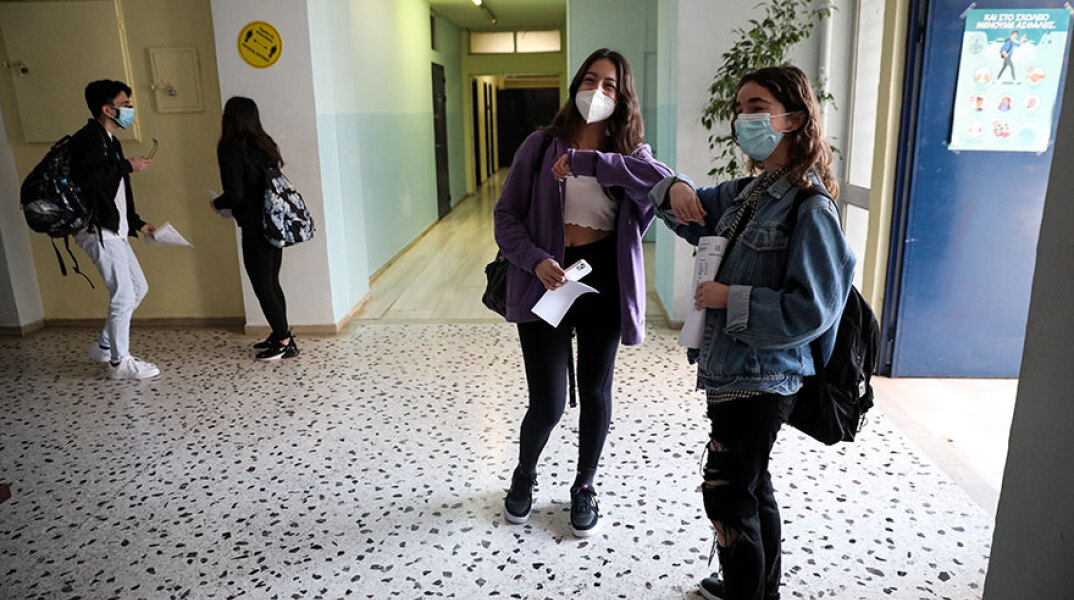 Μαθήτριες Λυκείου με μάσκα για τον κορωνοϊό (ΦΩΤΟ ΑΡΧΕΙΟΥ) - Δύο self test αυτήν την εβδομάδα για μαθητές και εκπαιδευτικούς ανακοίνωσε το Υπουργείο Παιδείας