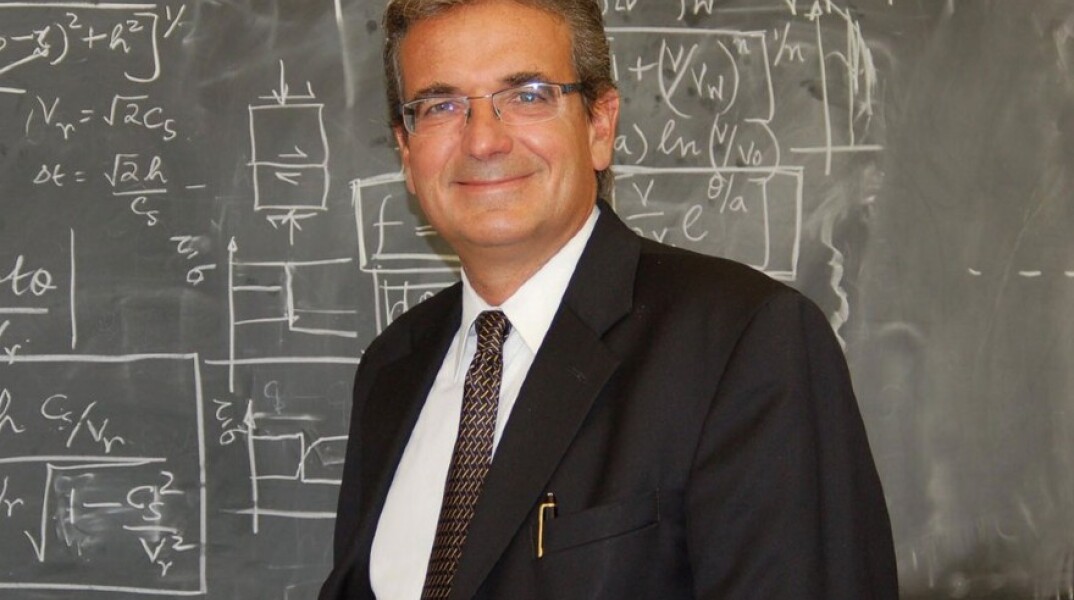 Ο Άρης Ροζάκης που τιμήθηκε με το μετάλλιο «Horace Mann»