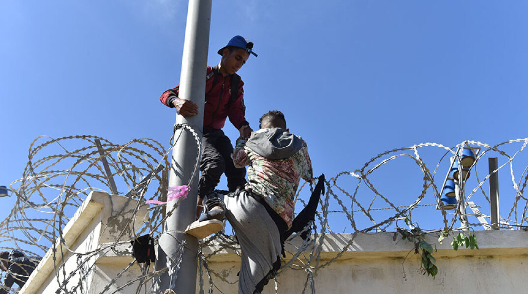 Μετανάστες ανεβαίνουν φράχτη στην προσπάθειά τους να φθάσουν στη Θέουτα, τον ισπανικό φύλακα στην Αφρική