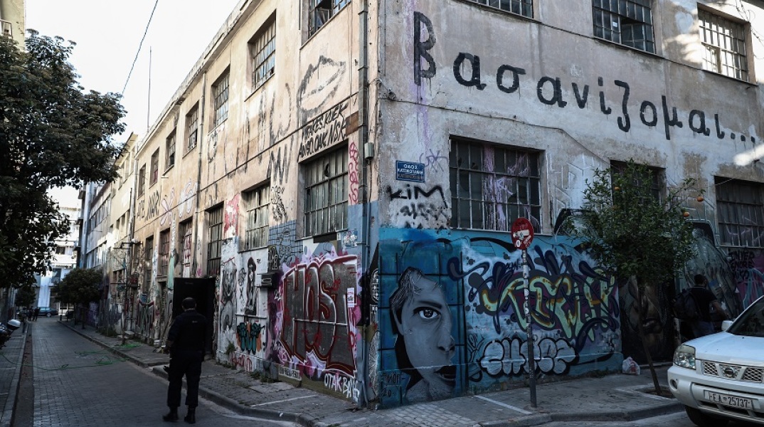 Επιχείρηση της Αστυνομίας για την εκκένωση του θεάτρου «Εμπρός»